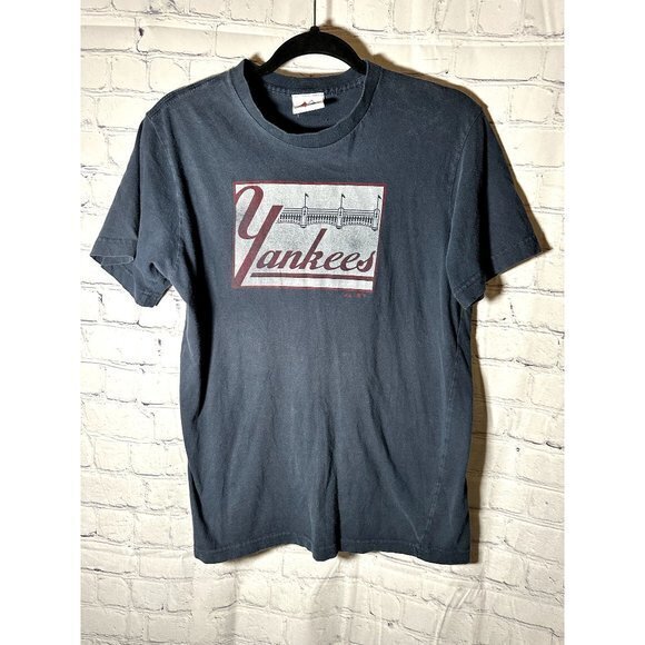 MAJESTIC MENS BLUE SHORT‎ SLEEVE YANKEES T-SHIRT (M) GENTLY WORN AND EUC G-317 - Picture 1 of 4